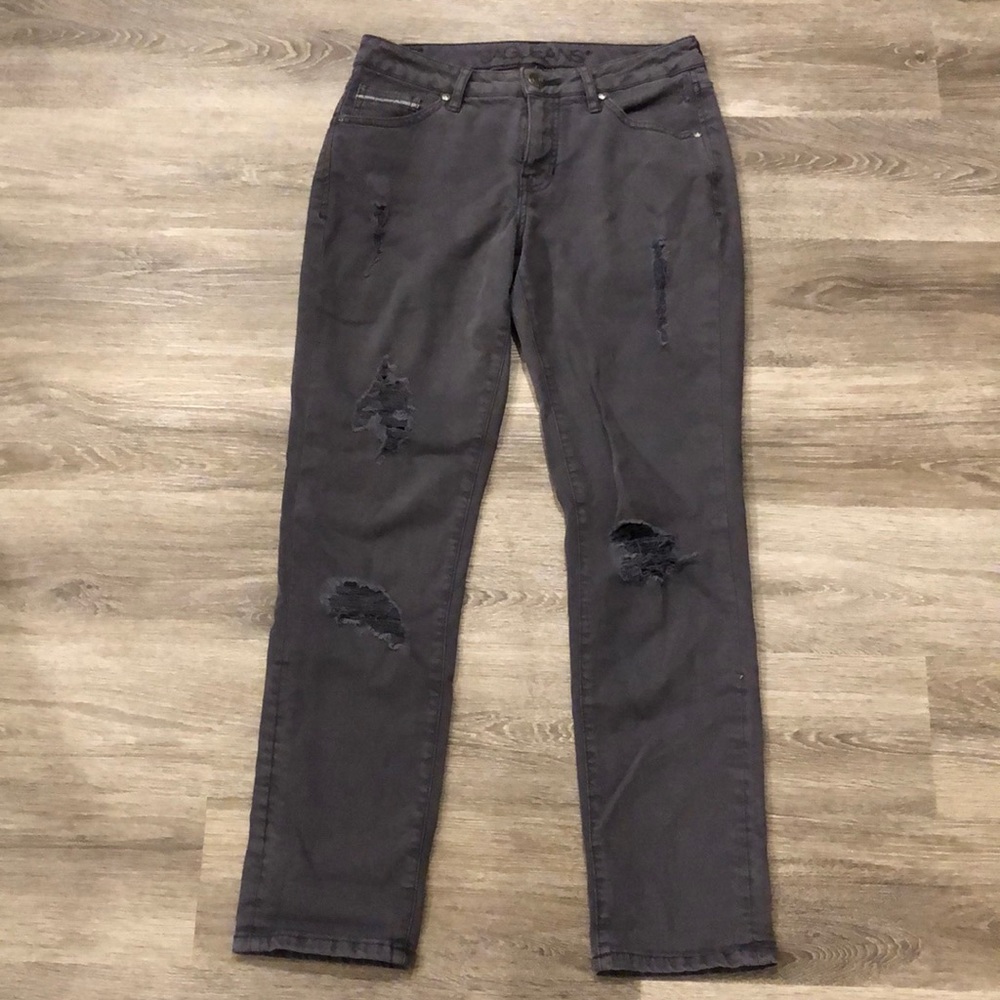DISTRESSED JEANS